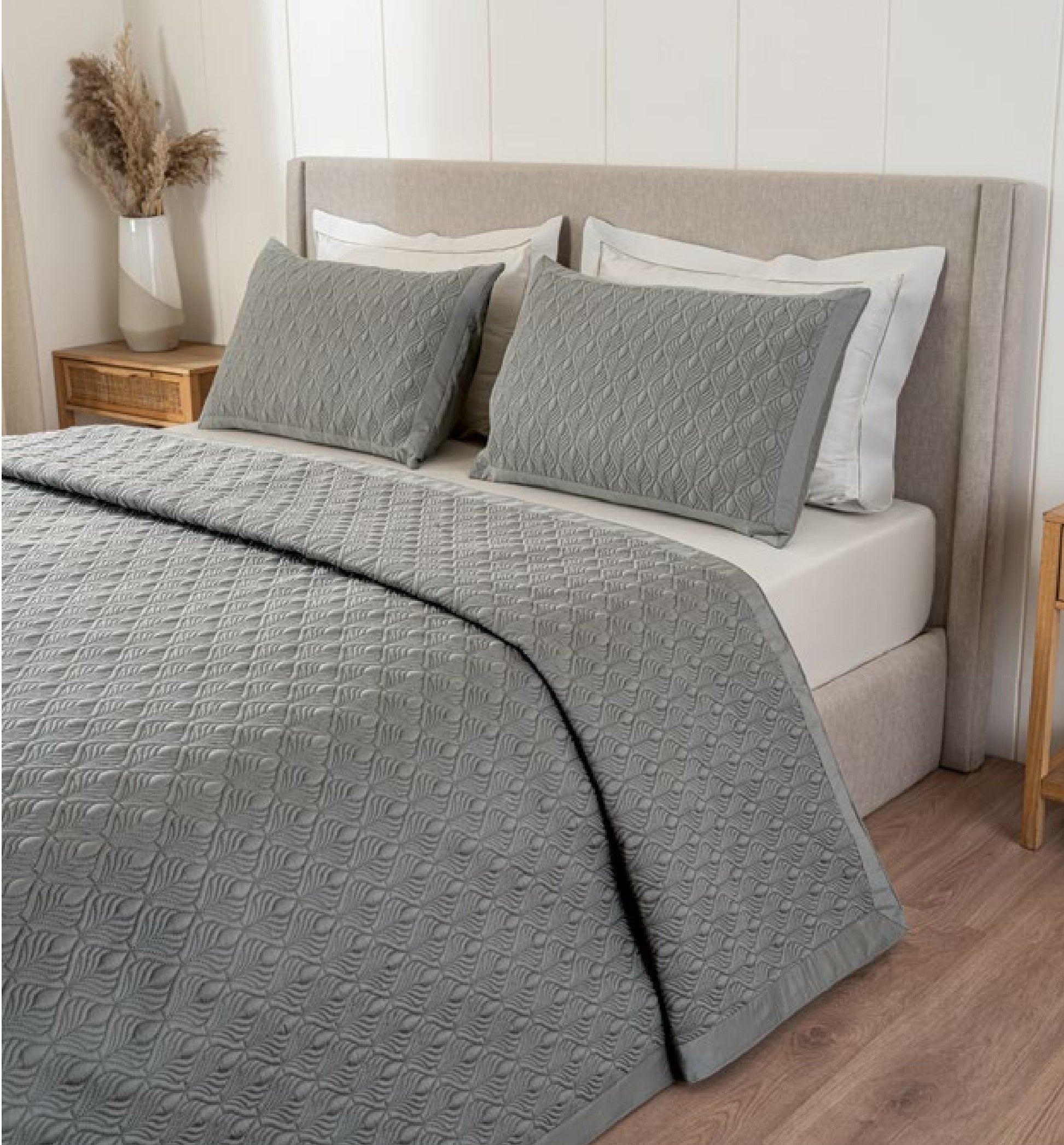 D Decor Legacy II Collection Frost Grey-Oyster Quilted Bedspread Set