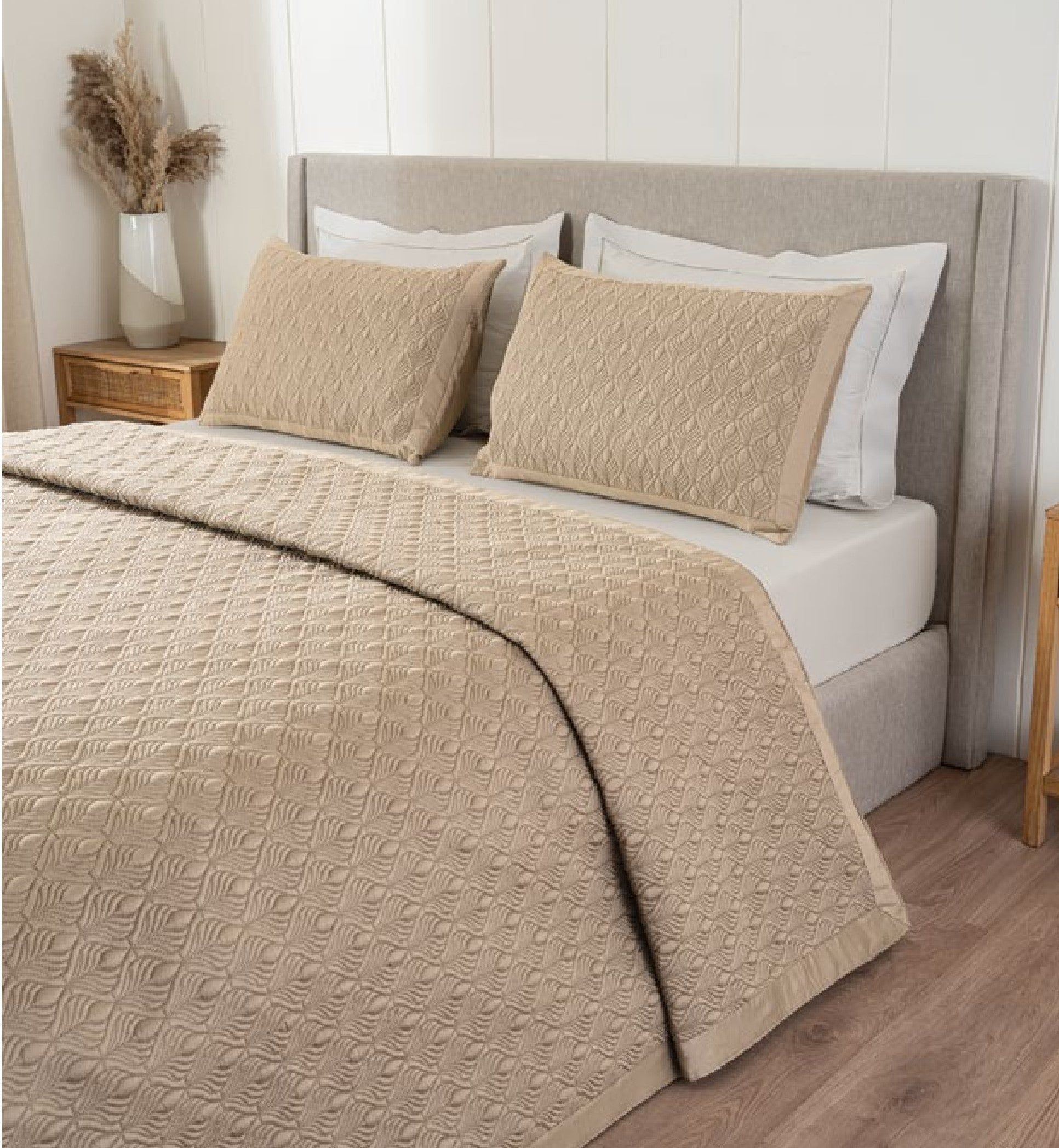 D Decor Legacy II Collection Roasted Cashew-Marshmallow Quilted Bedspread Set