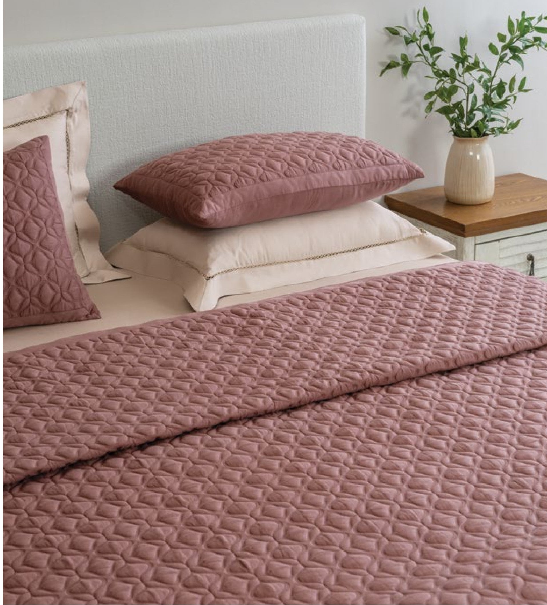 D Decor Legacy II Collection Ash Rose-Oatmeal Quilted Bedspread Set